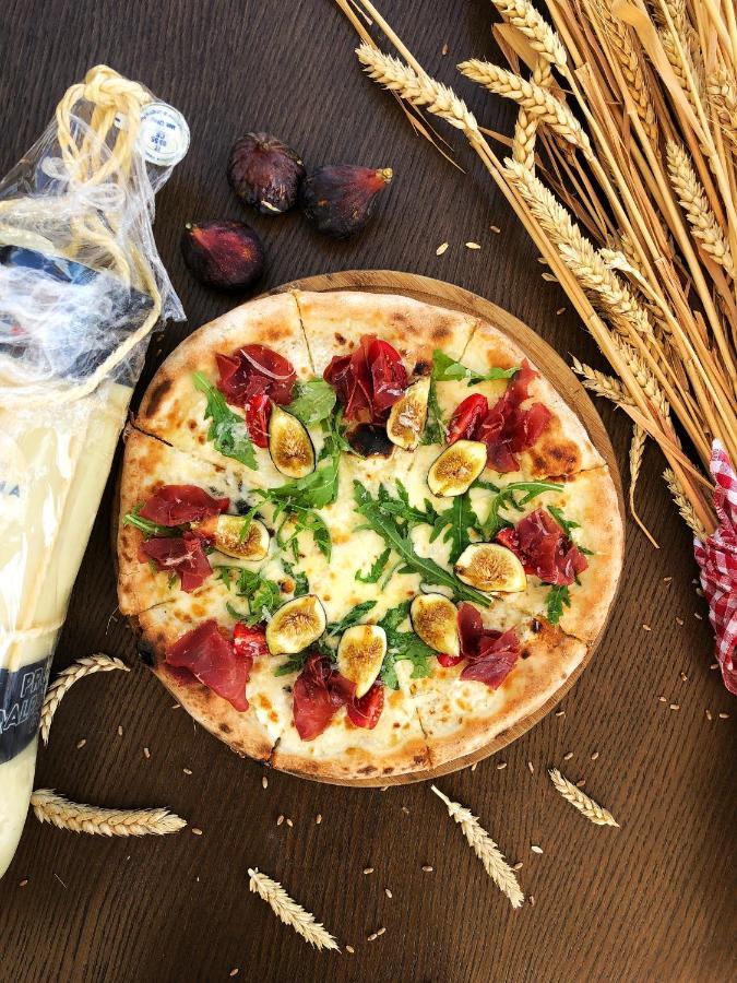 Hyatt Regency Tashkent Hotel Exterior photo Pizza with figs